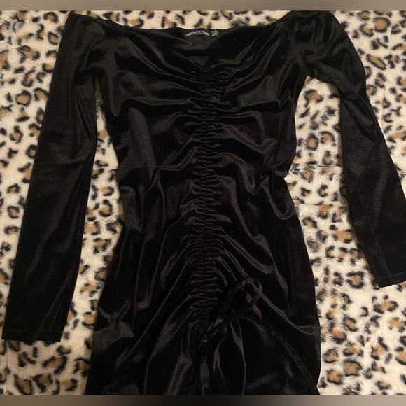 Pretty Little Thing Off Velvet Elegant Black Off-Shoulder Dress - Picture 4 of 5